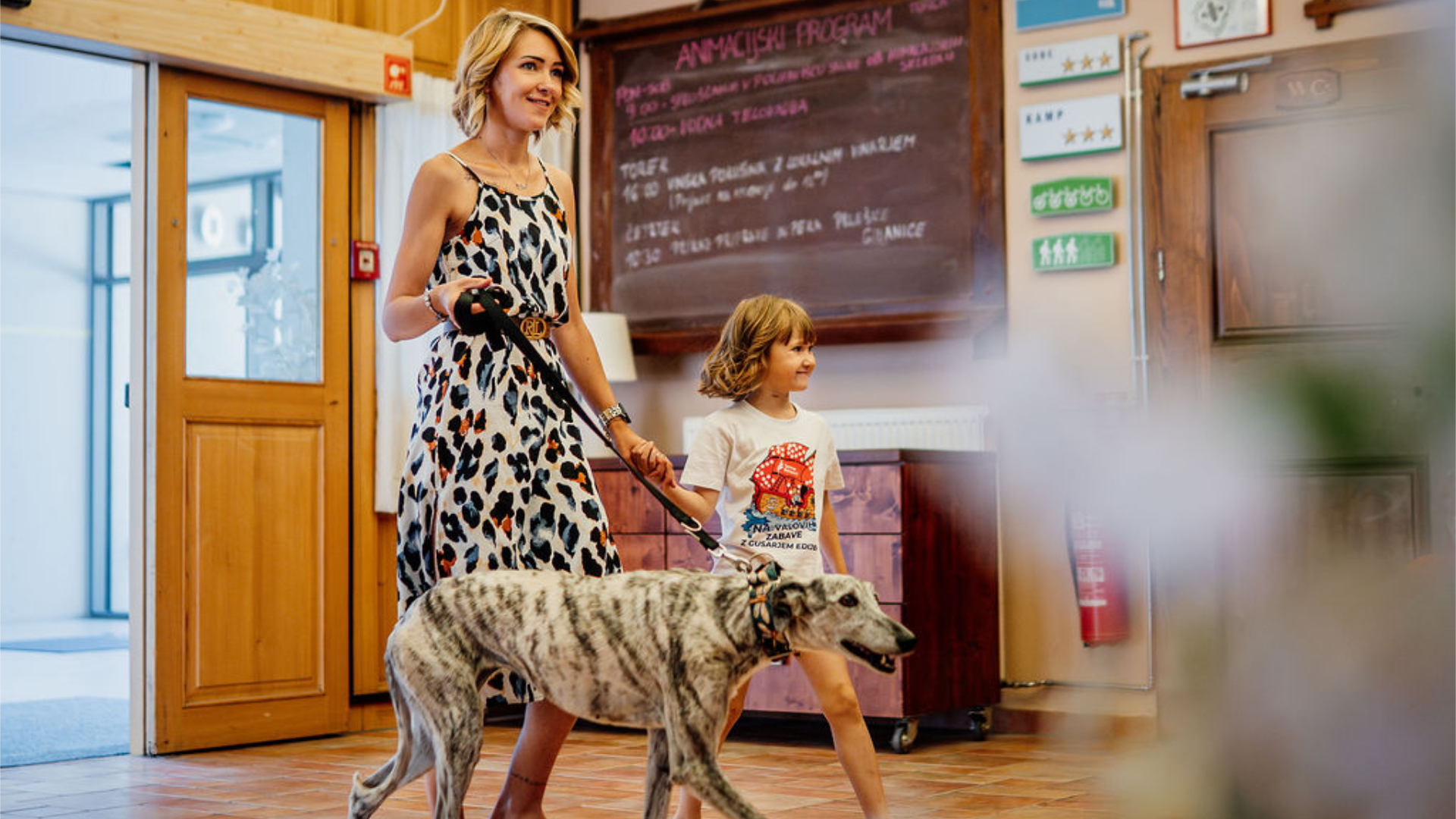 K4 Familie mit Hund an der Hotelrezeption
