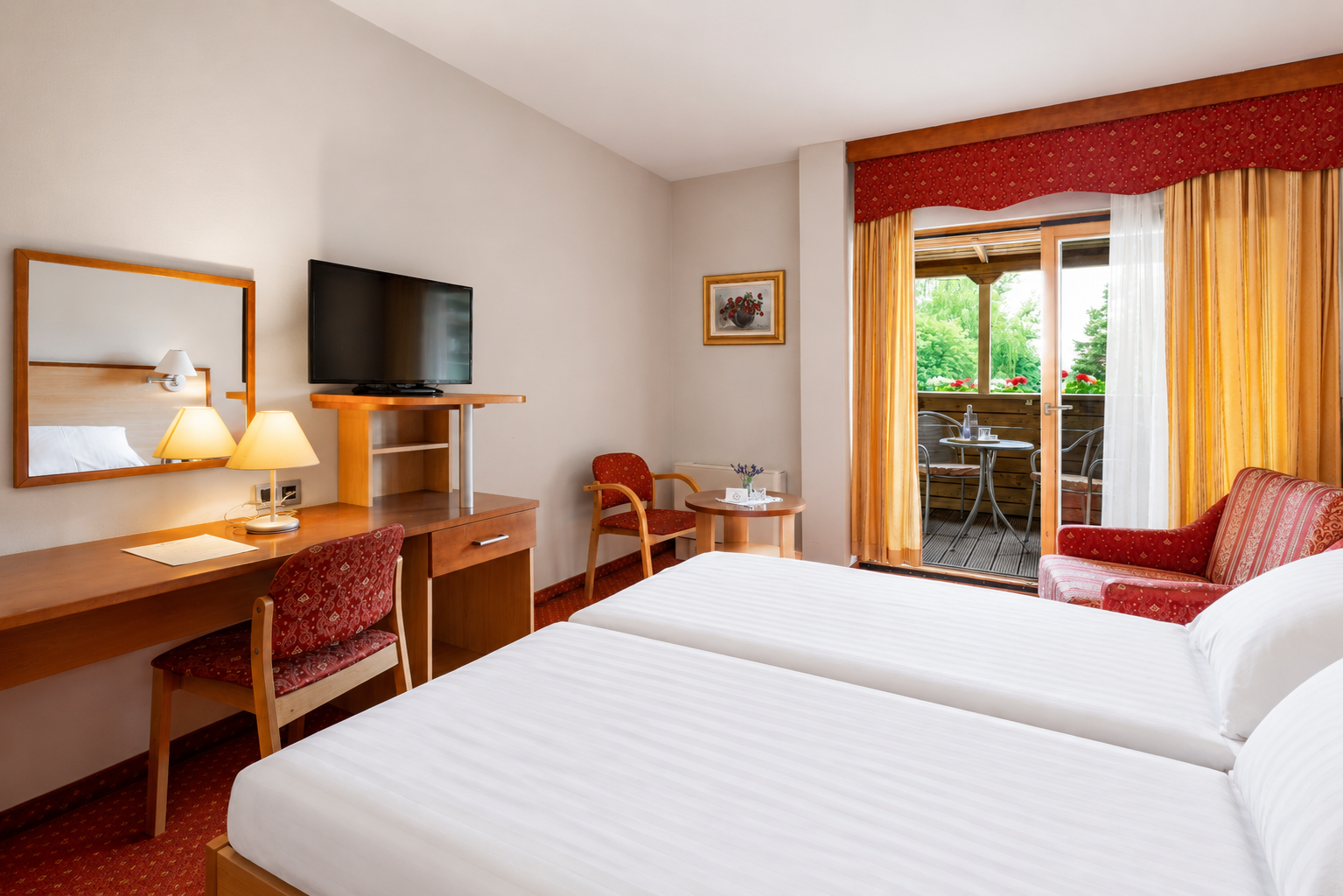 Zweibettzimmer mit Schreibtisch im Hotel Zeleni Gaj