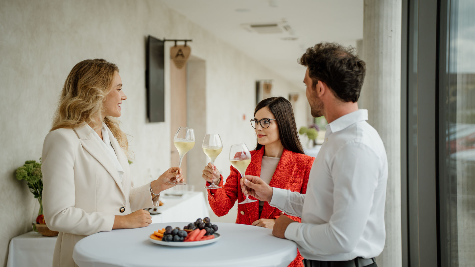 Poslovno srečanje 7 Business guests toasting during a meeting break