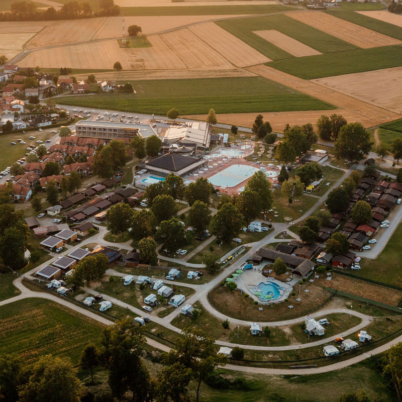 kamp 1 Luftaufnahme der Terme Banovci mit Campingplatz und Becken