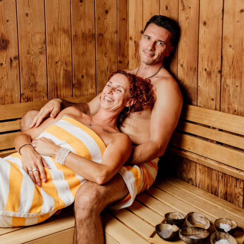 Paar entspannt in einer finnischen Holzsauna